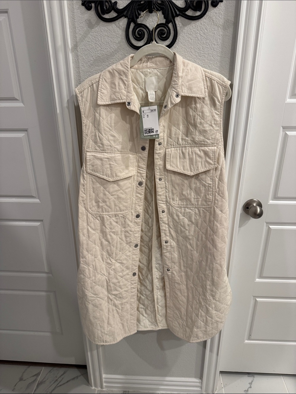 H&M Quilted Sleeveless Button-Down Vest in Cream